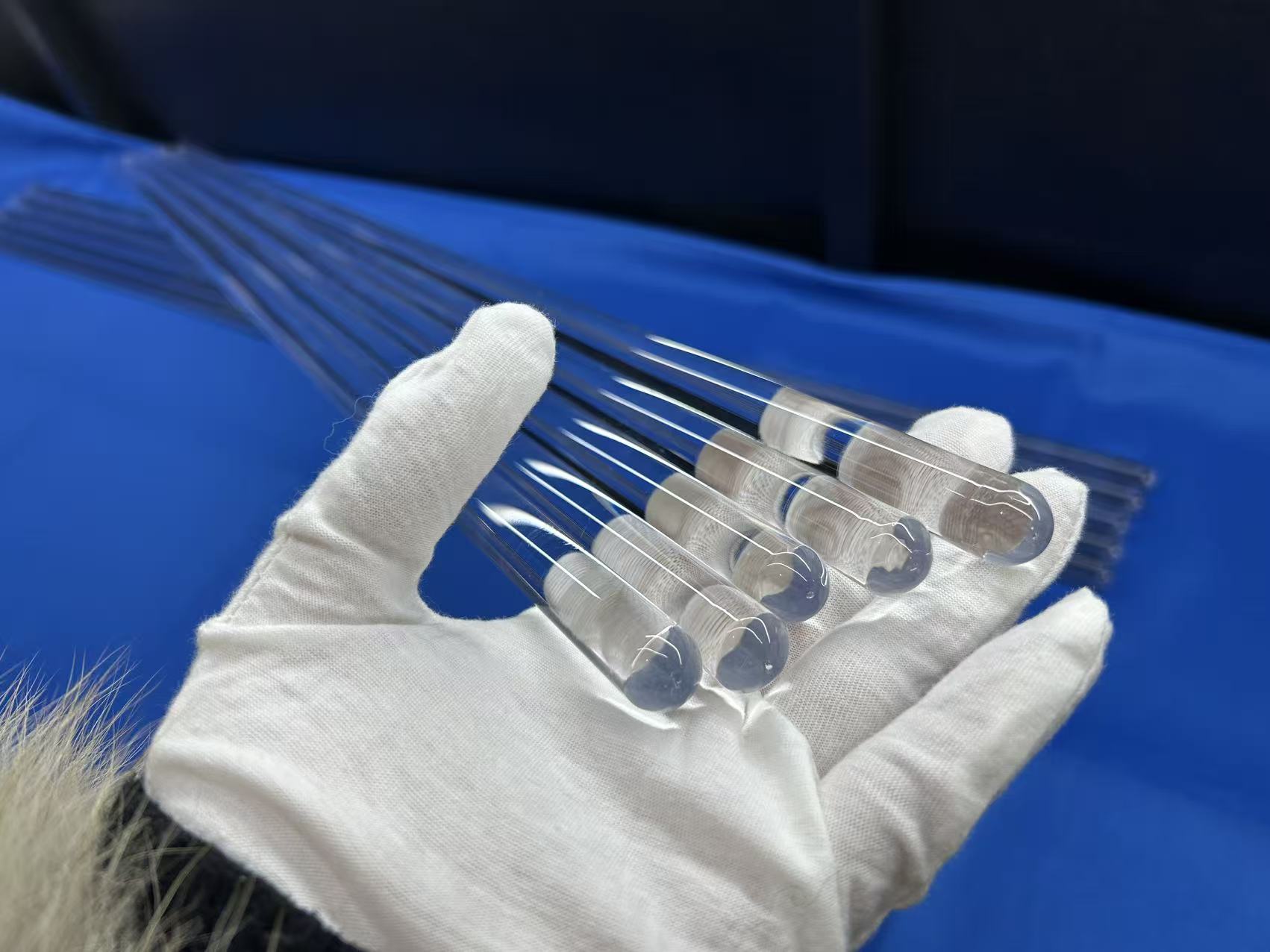 The Factory Produces High-purity Fused Quartz Round Rods, Offering Cutting, Welding, and Bending Services