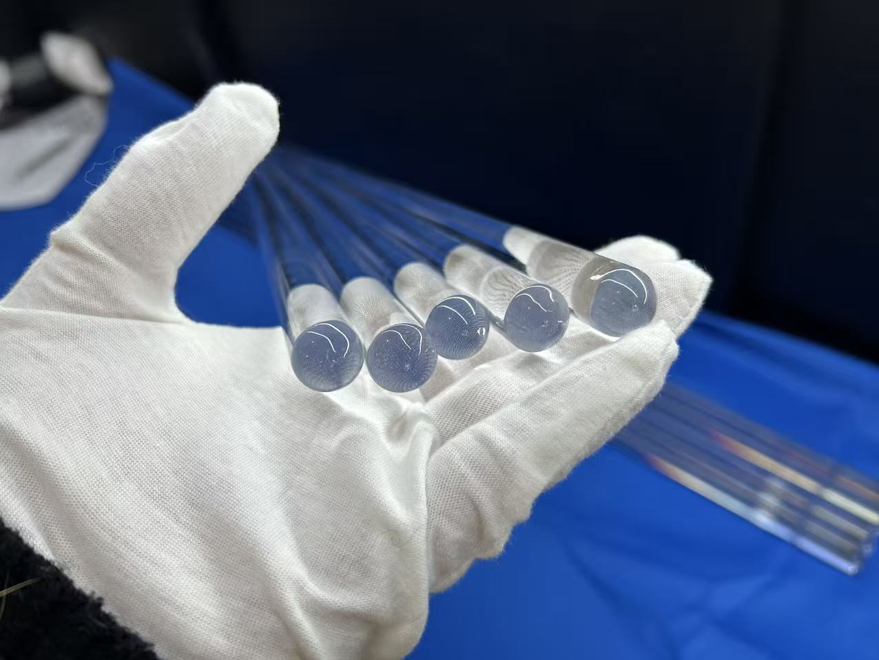 The Factory Produces High-purity Fused Quartz Round Rods, Offering Cutting, Welding, and Bending Services